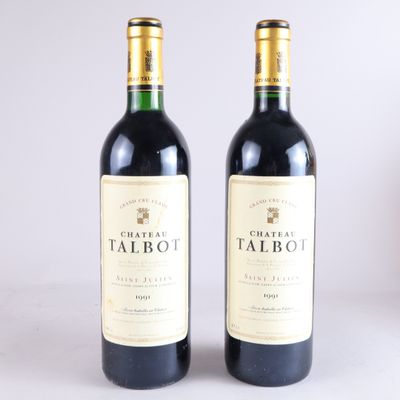 deux bouteilles de vin rouge posées l'une à côté de l'autre sur une table