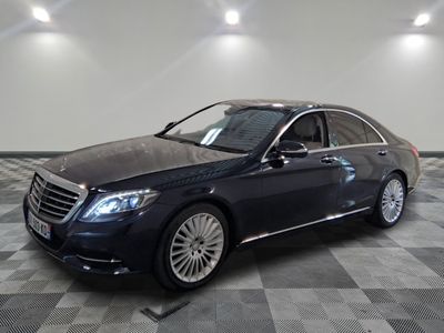 La Mercedes Classe S est garée sur un sol en carrelage à damier