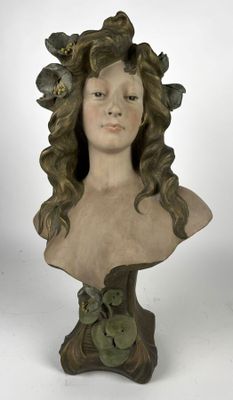 statue d'une femme aux cheveux longs, avec des fleurs sur la tête