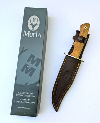 un couteau posé à côté d'une boîte de « muela »