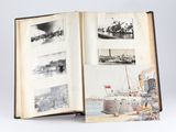 un livre ouvert sur lequel figurent des images de bateaux