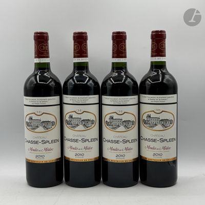 trois bouteilles de vin rouge sont alignées sur une surface blanche