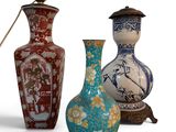 trois vases posés l'un à côté de l'autre sur une surface blanche