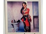 une photo d'une femme vêtue d'une robe rouge et noire