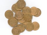 une pile de vieilles pièces de monnaie sur une surface blanche
