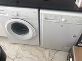 un lave-linge et un sèche-linge dans une petite pièce