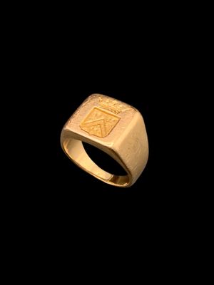 gros plan d'une bague en or sur fond noir