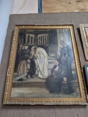 une photo d'un tableau posé par terre, à côté d'une photo d'un homme