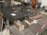 un établi avec de nombreux outils