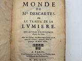 un livre ouvert avec un titre en noir et blanc