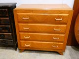 une commode en bois à côté d'une commode noire