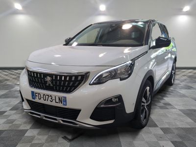 la voiture blanche est garée dans le garage sur un sol en damier