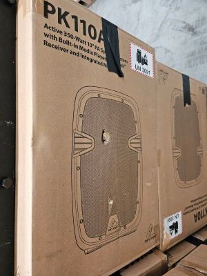 une boîte en carton posée au sommet d'une pile de boîtes