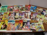 beaucoup de bandes dessinées sur la table
