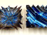 deux morceaux de verre bleu posés sur une surface blanche