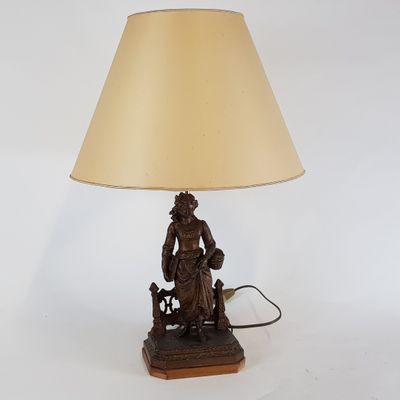une lampe posée sur une table et munie d'un abat-jour
