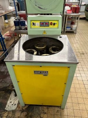 l'image d'une machine installée dans une pièce