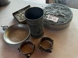 un grand nombre d'objets posés sur la table