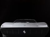 photographie en noir et blanc d'une voiture de sport classique dans l'obscurité