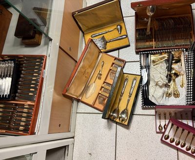 de nombreux types d'argenterie dans une vitrine posée au sol