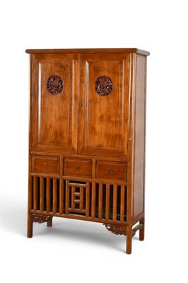 CHINE, XXème siècle. Armoire en bois ouvrant en partie infér…