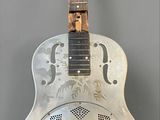 une guitare blanche posée sur une table