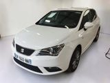 la photo d'une voiture blanche garée dans un garage