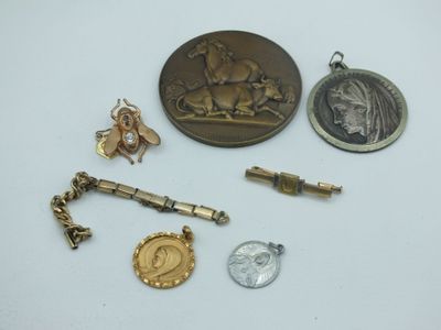 un gros plan sur un assortiment d'objets métalliques posés sur une table