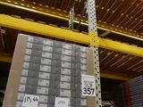 une palette chargée de nombreux cartons dans un entrepôt