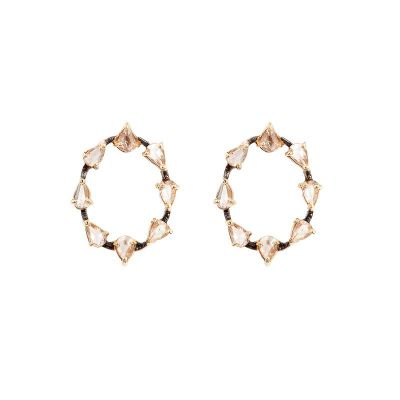 une paire de boucles d'oreilles en or ornées de pierres noires et blanches