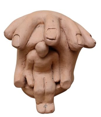 une image représentant une sculpture en argile d'une femme tenant un enfant dans ses bras