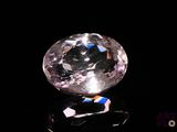 gros plan d'un diamant sur une surface noire