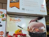 Plusieurs boîtes de pizza sont posées sur une étagère dans un magasin