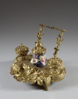 figurine plaquée or surmontée d'un vase bleu et blanc