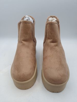 l'arrière d'une paire de bottines en daim beige