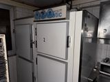 une photo d'une cuisine professionnelle équipée de nombreux appareils électroménagers