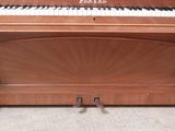 un piano qui se trouve dans une pièce