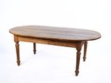 table en bois avec un plateau en bois sur fond blanc
