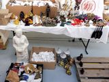 une table sur laquelle se trouvent de nombreux objets différents