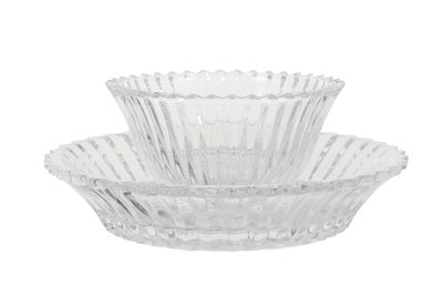 deux bols en verre transparent sont empilés l'un sur l'autre
