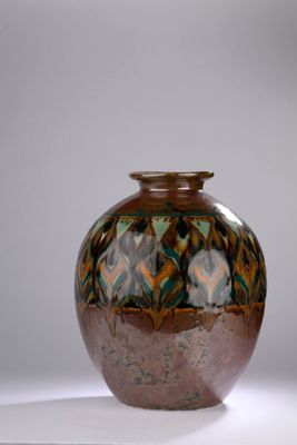 un vase posé sur une surface blanche