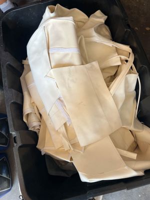 une valise noire remplie de vêtements et d'une paire de chaussures