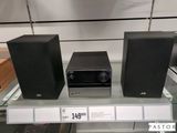 trois enceintes posées sur une étagère dans un magasin