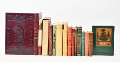 de nombreux livres alignés les uns à côté des autres sur une étagère