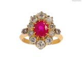 gros plan d'une bague en diamant rose et blanc sur fond blanc