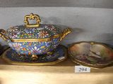 de nombreux objets décoratifs exposés dans un magasin