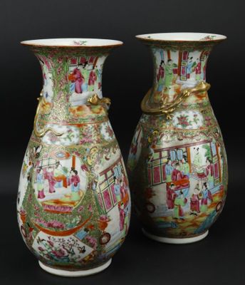 paire de vases chinois sur fond noir, avec un fond noir
