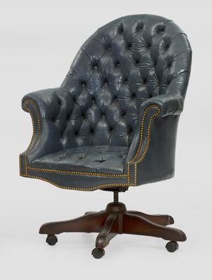 une chaise de bureau en cuir bleu avec un piètement en bois et des roulettes