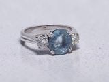 gros plan d'une bague en saphir bleu et diamant sur une surface blanche
