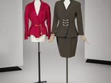 deux mannequins vêtus de tenues de styles différents